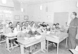 Unterricht im polytechnischen Kabinett der Oberschule und LPG "Bernhard Quandt" in Schwerin-Warnitz