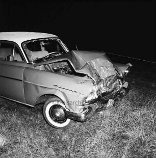 B 404: bei Tralau: Verkehrsunfall: Zusammenstoß von zwei Pkws: Unfallwagen Opel "Kapitän" mit eingedrückter Front: auf Gras: Weidezaun: im Dunkeln, 1. November 1959