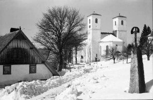 Herrischried: Straße und Kirche, rechts Bildstock
