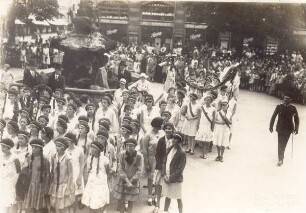 Schülerinnen des Lyzeums auf dem Marktplatz. Detmold, Marktplatz. Festveranstaltung anläßlich des 100-jährigen Bestehen des Lyzeums am 28. Mai 1930. aus der Akte D 106 Detmold Nr. 2912
