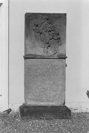 Dresden-Friedrichstadt. Alter (Innerer) Katholischer Friedhof. Art des Franz Pettrich. Grabmal für Carolina Josephina von Tettenborn. Relief mit allgorischer Szene