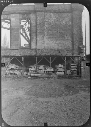 Dresden-Südvorstadt, Nürnberger Straße / Hohe Straße. Ruine der Zionskirche (1908-1912, R. Schilling, J. W. Gräbner; Zerstörung 1945, als Lapidarium genutzt). Blick durch die Fensteröffnungen gegen das Stahltragwerk