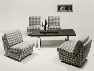 Couchtisch : Vier Sessel und Couchtisch (1974; VEB Möbelkombinat "neuzera" Rathenow)