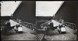Bad Rothenfelde. Charlotte Rahn (geb. Insinger) mit ihren Kindern am Gradierwerk
