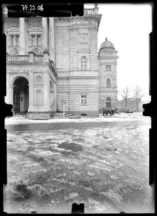 Schwerin, Alter Garten 2. Mecklenburgisches Staatstheater (1883-1886; G. Hamann, G. Daniel). Eingangsfront (Teilansicht)