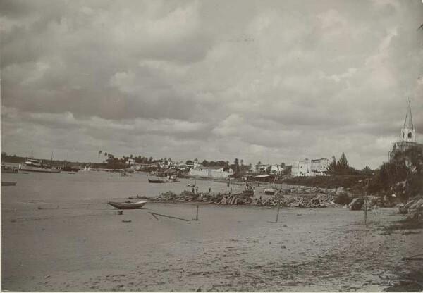 Vue de Dar es Salaam depuis la plage