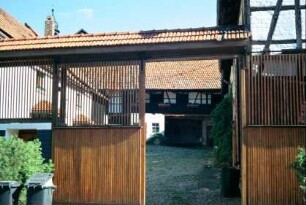 überdachtes Hoftor und Blick in einen Hof