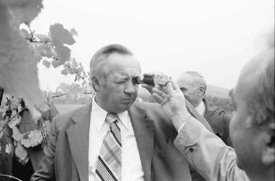 Batzenberg: Weinbergbegehung mit Minister Weiser