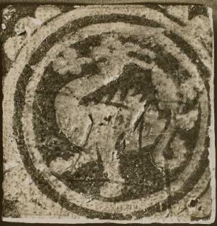 Tonfliese mit Drachendarstellung : Spätromanische Tonfliese mit brauner und gelber Glasur. Verwalter, Kunstgewerbemuseum Dresden