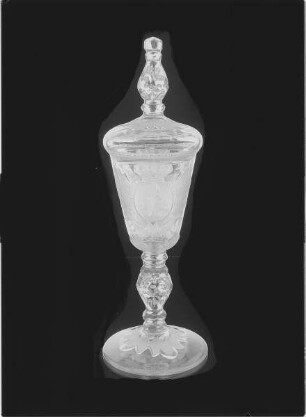 Deckelpokal (Ansicht mit Trophäenkartusche mit Reliefbildnis Augusts des Starken) aus Schloß Moritzburg