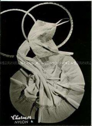 Modeaufnahme, Charmor-Unterkleid