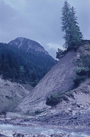 Mittenwald/Karwendel. Blick über einen Fluss Richtung Berge