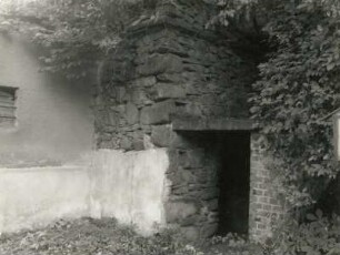 Königsbrück-Gräfenhain. Ehemaliger Brauereikeller mit Anbauten (Keller 1668). Kellereingang