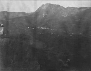 Panoramablick : Blick über eine bergige Landschaft mit einzelnen Siedlungen