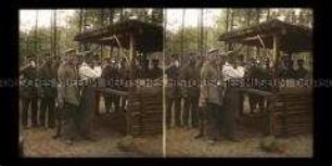 Soldaten beim Bierausschank im Waldlager, bei Lowicz