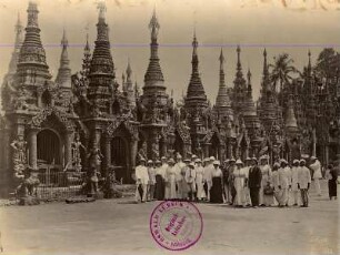 Rangun, Birma. Touristen posieren vor der Shwedagon-Pagode