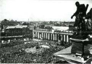 Großkundgebung des Vereins der Verfolgten des Naziregimes (VVN) im Lustgarten fotografiert vom Dach des Berliner Doms