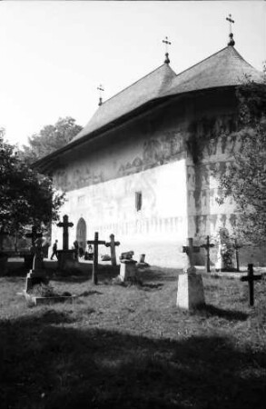 Arbore: Klosterkirche, Vordergrund Friedhofskreuze