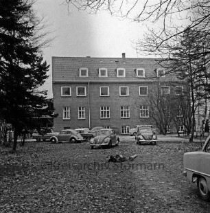 Bolande: heilpädagogisches Kinderheim "Sonnenschein" nach Umbau: Außenansicht, Rückfront: parkende Autos, Bäume