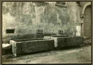 bei Landau bei Haus Nr. 124. Laufbrunnen, 19. Jh.