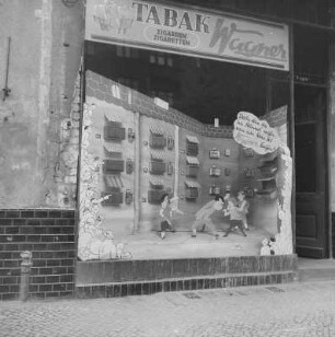 Berlin-Charlottenburg. Schaufenster eines Tabakladens in der Suarezstraße