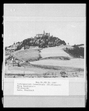 Ludwigsstadt-Lauenstein. Ortsteilansicht. Blick zur Burg Lauenstein (12. Jahrhundert, nach 1896 Restaurierung; G. Wolff, 1966/1967 Sanierung). Ansicht von Südosten