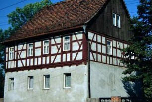 Wohnhaus mit verputztem Untergeschoss, Obergeschoss Sichtfachwerk