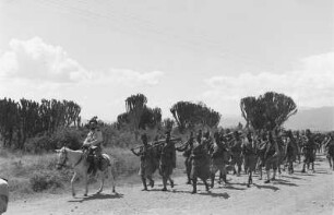 Italienische Kolonialsoldaten : Italienische Kolonialsoldaten auf einer Landstraße