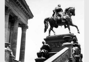 Schneebedecktes Reiterstandbild von Alexander Calandrelli mit Teil des Giebels der Nationalgalerie