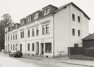 Radeburg, Wohnhaus : Radeburg. Wohnhäuser mit Läden. Bahnhofstraße 4/2. Um 1880. Straßenansicht