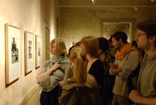 Besucher in der Ausstellung