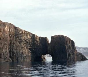 Milos. Basaltklippen der Glaronísia vor Milos