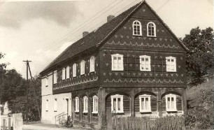 Umgebindehaus in Cunewalde : Chěža ze stołom w Kumwałdźe