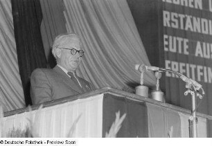 Hermann Matern am Rednerpult
