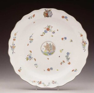 Zwei Platten mit dem Wappen Hennicke und Blumendekor — Kat. Nr. 351