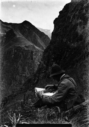 Botanisierend um Sorata : Portrait des Expeditionsteilnehmers, Carl Troll, an einem Berghang beim botanisieren