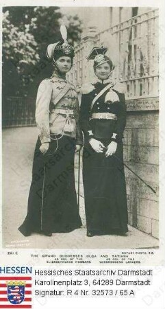 Olga Großfürstin v. Russland (1895-1918) / Porträt mit Schwester Tatjana Großfürstin v. Russland (1897-1918) / beide in Uniform des Husaren-Regiments, stehend, Ganzfiguren
