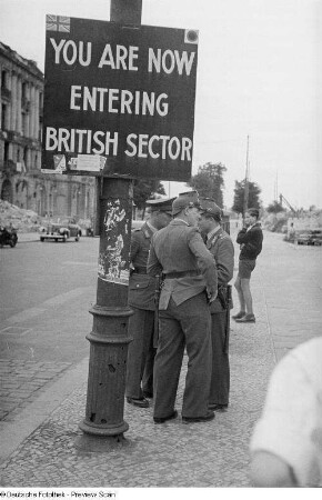 Polizisten am Übergang zum britischen Sektor