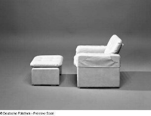 Sessel mit Hocker