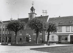 Pillau (Baltijsk). Marktplatz mit Rathaus