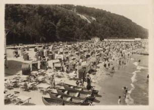 Insel Rügen. Ostseebad Sellin. Strandleben. Zahlreiche Badegäste genießen in den Familienbädern einen Sonnentag