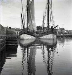 Segelboote in einem Hafen an der französischen Atlantikküste