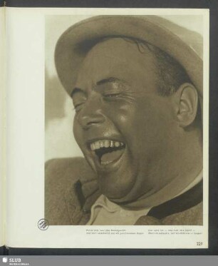 Ein Mann mit großen Lachen
