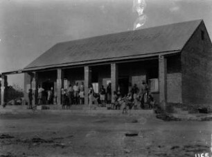 Mutoko : Personen, die sich vor einem Gebäude der 'Mtoko Trading Company' befinden.