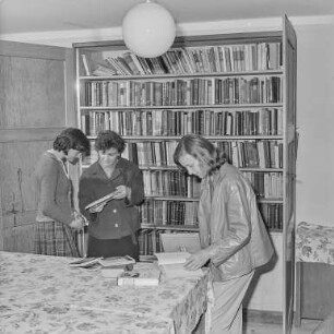 Göda : Göda. Bibliothek. Leseraum mit Nutzern