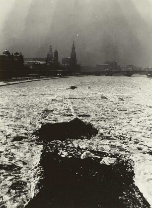 Dresden, Blick von der Carolabrücke elbabwärts auf die Altstadt bei tauendem Eisstand