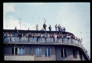 Rudolph Wilde-Platz/ Schaulustige auf Balkonen und Dach