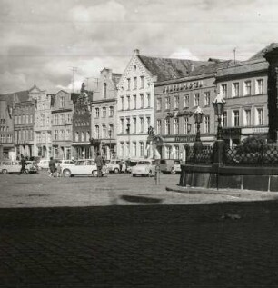 Wismar. Ansicht der Ostseite des Marktplatzes, um 1960