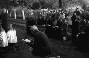 Vinga: Prozession, Niederknien vor dem Heiligen Johannes