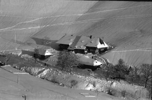 Todtnauberg: Hof im Ortsteil Rütte; im Schnee